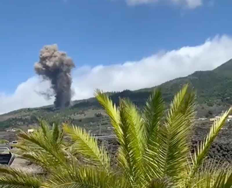 Initial explosion heralding the eruption (image: INVOLCAN/twitter)